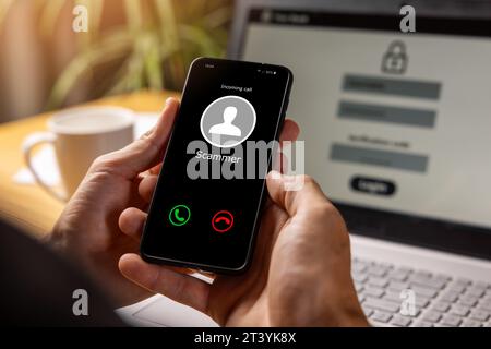 Phishing – Hände halten das Telefon, während ein Anruf von Betrüger eingeht Stockfoto