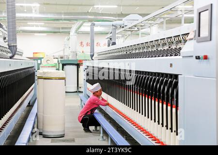 LUANNAN COUNTY – 20. DEZEMBER: Die mechanische Ausrüstung wurde am 20. Dezember 2013 in einer Produktionswerkstatt in der ZeAo Spinning LTD. In Luannan betrieben Stockfoto