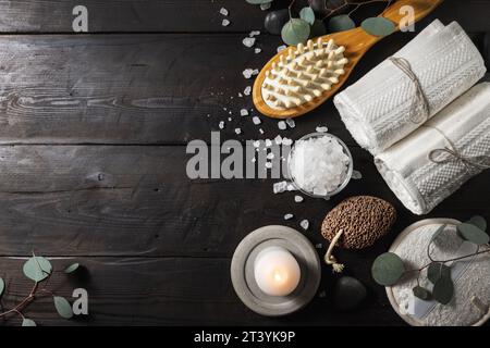 Wellness-Spa-Behandlung. Körperhautpflegemittel für Badeingriffe auf dunklem Holzhintergrund. Kopierbereich in der Draufsicht Stockfoto