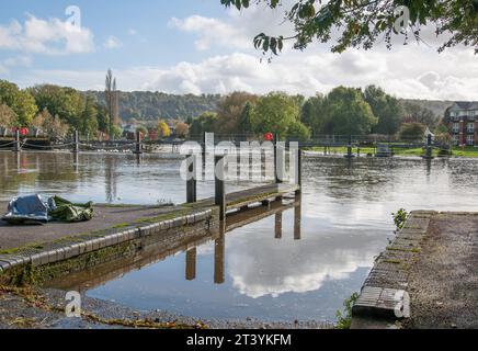 Rutsche auf der Themse, am Fuße der St. Peter Street, Marlow. Blick auf Marlow Weir. Buckinghamshire. Stockfoto