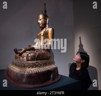 (GESPERRT bis Dienstag, den 31. Oktober 2023, 00:01 Uhr für die Online-Nutzung, kann aber am 31. Oktober für den DRUCK veröffentlicht werden) The British Museum, London, UK. Oktober 2023. Birma to Myanmar ist die erste große Ausstellung in Großbritannien, die sich auf die Geschichte von Myanmar konzentriert - auch bekannt als Birma. Bild: Sitzende Buddha-Figur, um 1790–1824, Zentral- oder Untermyanmar. Sammlung des British Museum. Quelle: Malcolm Park/Alamy Live News Stockfoto