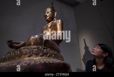 (GESPERRT bis Dienstag, den 31. Oktober 2023, 00:01 Uhr für die Online-Nutzung, kann aber am 31. Oktober für den DRUCK veröffentlicht werden) The British Museum, London, UK. Oktober 2023. Birma to Myanmar ist die erste große Ausstellung in Großbritannien, die sich auf die Geschichte von Myanmar konzentriert - auch bekannt als Birma. Bild: Sitzende Buddha-Figur, um 1790–1824, Zentral- oder Untermyanmar. Sammlung des British Museum. Quelle: Malcolm Park/Alamy Live News Stockfoto