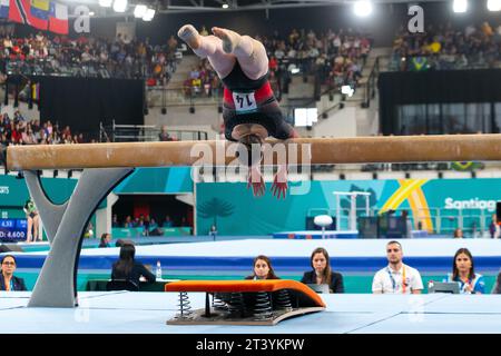23. Oktober 2023: Ava Stewart aus Kanada (14) tritt auf BEAM beim Womenâ All-Around-Finale der künstlerischen Turnen bei den Santiago 2023 Pan American Games im Centro de Deportes Colectivos in Santiago, Chile, an. Daniel Lea/CSM (Kreditbild: © Daniel Lea/Cal Sport Media) Stockfoto