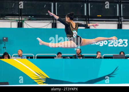 23. Oktober 2023: Aurelie Tran aus Kanada (13) tritt am Boden beim All-Around-Finale der künstlerischen Turnen in Womenâ bei den Pan American Games in Santiago 2023 an, die im Centro de Deportes Colectivos in Santiago, Chile stattfinden. Daniel Lea/CSM (Kreditbild: © Daniel Lea/Cal Sport Media) Stockfoto