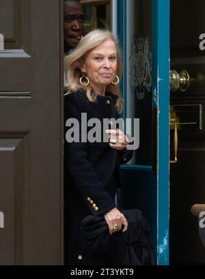 London, England, Großbritannien. Oktober 2023. Die US-Botschafterin in den Vereinigten Staaten KingdomÂ JANE HARTLEY verlässt das Kabinett. (Kreditbild: © Tayfun Salci/ZUMA Press Wire) NUR REDAKTIONELLE VERWENDUNG! Nicht für kommerzielle ZWECKE! Stockfoto