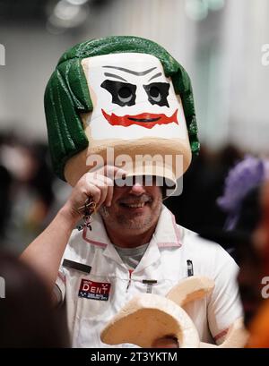 Eine Person, die während der MCM Comic Con im Excel London im Osten Londons als Joker gekleidet war. Bilddatum: Freitag, 27. Oktober 2023. Stockfoto