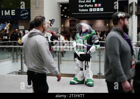 Eine Person, die als Buzz Lightyear während der MCM Comic Con im Excel London im Osten Londons gekleidet war. Bilddatum: Freitag, 27. Oktober 2023. Stockfoto