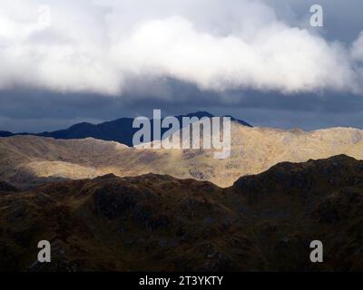 Licht auf den Ardgour Gipfeln von Druim Garbh, Schottland Stockfoto