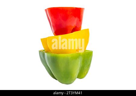 Drei Hälften gelbe grüne und rote Paprika auf weißem Hintergrund Stockfoto