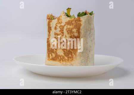 Pita-Umschlag mit Gemüse, Pita-Brot auf einem weißen Teller Stockfoto