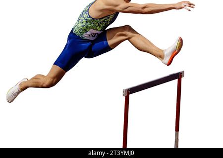 Athlet Runner, der 400 Meter Hürden läuft, ist ein Hürdenrennen auf der Rennstrecke und dem Feld, das auf weißem Hintergrund isoliert ist Stockfoto
