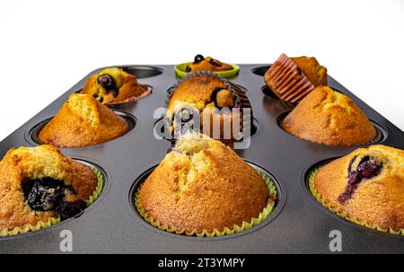 Muffins mit Beeren in einer Auflaufform Stockfoto