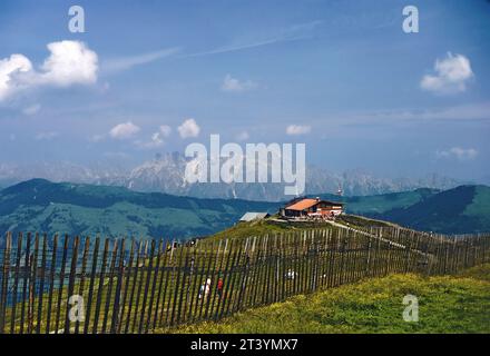 Blick über die Hochzeller Alp auf den Berg Schmittenhigh auf die Gipfel des Nationalparks hohe Tauern in Salzburg im Jahr 1980, Österreich Stockfoto