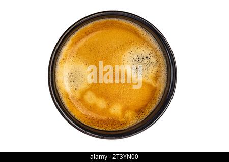 Kaffee in einer schwarzen Tasse auf weißem Hintergrund, Draufsicht Stockfoto