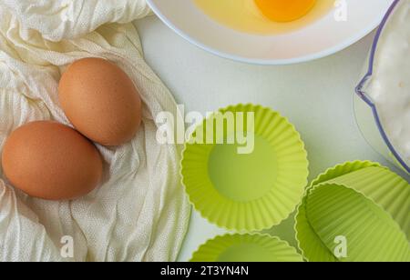 Eier- und Muffinbackformen auf Leinwand, Draufsicht Stockfoto