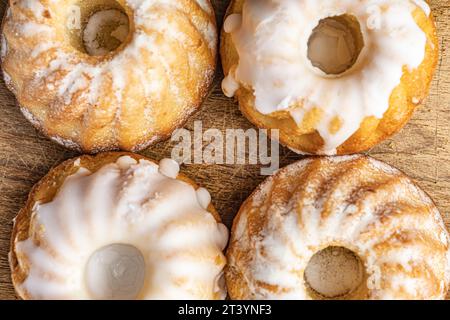 Muffins in Puderzucker auf hölzernem Hintergrund Stockfoto