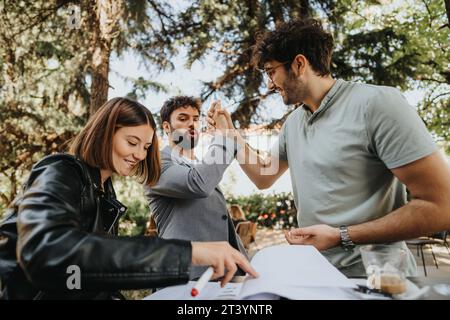 Das Unternehmensteam bespricht Herausforderungen, Finanzplanung und Geschäftsausweitung in einer modernen Kaffeebar. Stockfoto