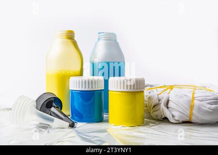 Gelbe und blaue Flaschenfarben auf weißem Hintergrund Stockfoto