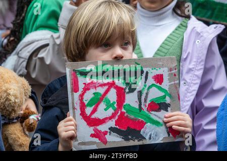 London, Großbritannien. Oktober 2023. Ein Kind hält ein handgemaltes Schild bei einem Protest der Eltern für Palästina außerhalb des Foreign, Commonwealth & Development Office (FCDO), um einen Waffenstillstand und die britische Regierung aufzurufen, Waffenlieferungen an Israel einzustellen. Kinder haben Teddybären vor den Toren der FCDO gelassen. Quelle: Mark Kerrison/Alamy Live News Stockfoto