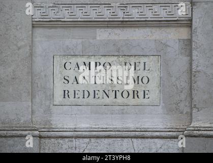 Gehen Sie an Bord der Kirche des Allerheiligsten Erlösers (italienisch: Chiesa del Santissimo Redentore) auf der Insel Guidecca in Venedig. VENEDIG - 4. MAI 2019 Stockfoto