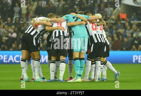 NEWCASTLE upon Tyne, Großbritannien. , . NEWCASTLE Line-up: 22 Nick Pope, 2 Kieran Trippier, 6 Jamaal Lascelles, 5 Fabian Schaer, 33 Dan Burn, 36 Sean Longstaff, 39 Moura Bruno Guimaraes, 7 de Lira Joelinton, 24 Miguel Almiron, 14 Alexander Isak, 10 Anthony Gordon, während der UEFA 2023 Champions League zwischen Newcastle United und Dortmund, Saint Jame's Park, 25. Oktober 2023 (Foto und Copyright © Anthony STANLEY/ATP Images) (STANLEY Anthony /ATP/SPP) Guthaben: SPP Sport Pressefoto. /Alamy Live News Stockfoto