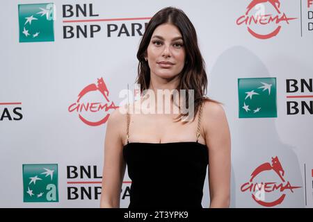 Rom, Italien. Oktober 2023. Camila Morrone nimmt an der Fotokonferenz des „Gonzo Girl“-Films während des 18. Rom Film Festivals in Italien Teil. (Foto: Elena Vizzoca/SOPA Images/SIPA USA) Credit: SIPA USA/Alamy Live News Stockfoto