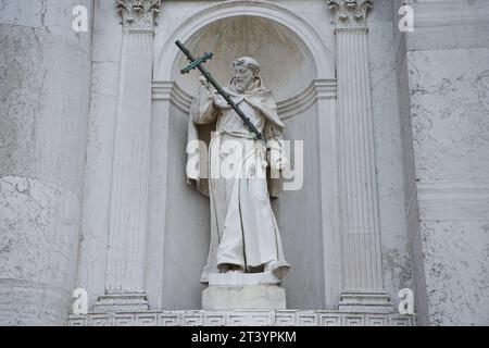 Die Statue des Franziskanerbruders auf der Außenseite der Kirche des Heiligen Erlösers (italienisch Chiesa del Santissimo Redentore) auf der Insel Guidecca in Venedig. Stockfoto