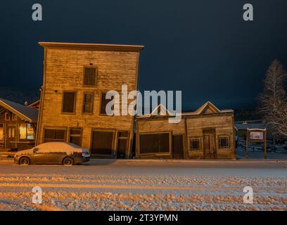 Nächtlicher Blick auf historische Fassaden in Dawson City, Yukon, Kanada Stockfoto