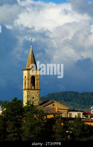 IL campanile del Paese di Mercatale contro il cielo Stockfoto