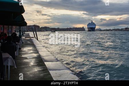 Riesiges Touristenschiff, das bei Sonnenuntergang in die Bucht von Venedig einfährt. VENEDIG - 4. MAI 2019 Stockfoto