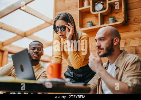 Das Unternehmensteam bespricht die Finanzplanung in einer Café-Bar im Freien. Kreative Zusammenarbeit für Unternehmenswachstum. Stockfoto