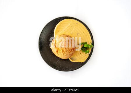 Bow de Queujo Käsebrötchen mit Trüffelpaste und Cheddar Stockfoto