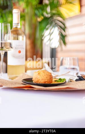 Bow de Queujo Käsebrötchen mit Trüffelpaste und Cheddar Stockfoto