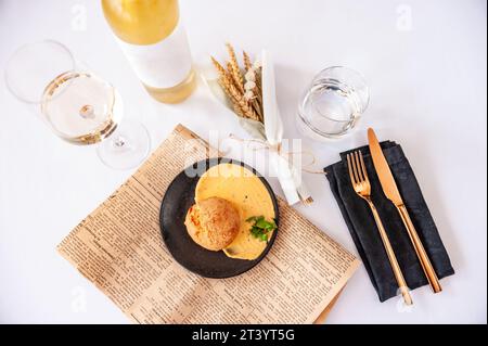 Bow de Queujo Käsebrötchen mit Trüffelpaste und Cheddar Stockfoto