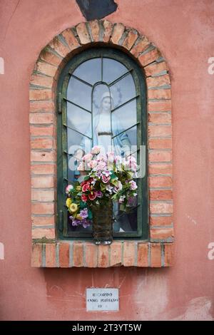 Marienstatue, die dem Marienjahr 1954 gewidmet ist und von Papst Pius XII. (Italienisch: Ricordo Anno Mariano 1954) auf der Insel Guidecca erklärt wurde. V Stockfoto