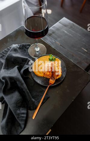 Bow de Queujo Käsebrötchen mit Trüffelpaste und Cheddar Stockfoto