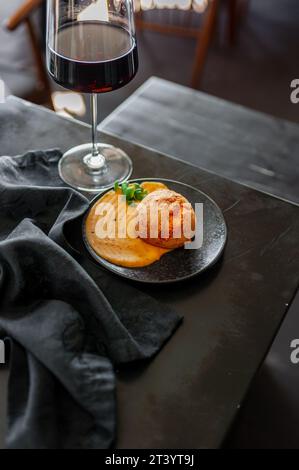 Bow de Queujo Käsebrötchen mit Trüffelpaste und Cheddar Stockfoto