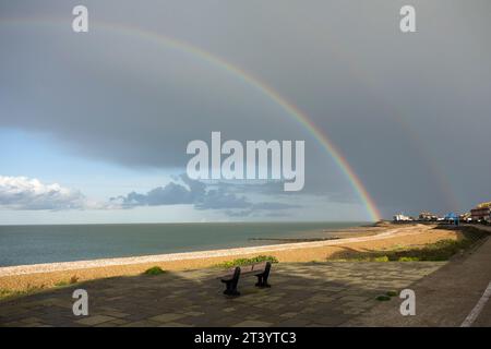 Sheerness, Kent, Großbritannien. Oktober 2023. Wetter in Großbritannien: Ein atemberaubender, lebendiger Regenbogen, der heute Nachmittag bei einem vorbeiziehenden Regenschauer in Sheerness, Kent, zu sehen ist. Quelle: James Bell/Alamy Live News Stockfoto