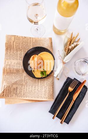 Bow de Queujo Käsebrötchen mit Trüffelpaste und Cheddar Stockfoto