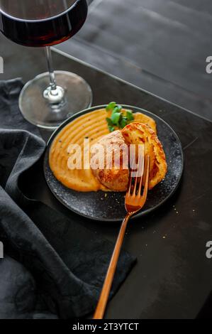 Bow de Queujo Käsebrötchen mit Trüffelpaste und Cheddar Stockfoto