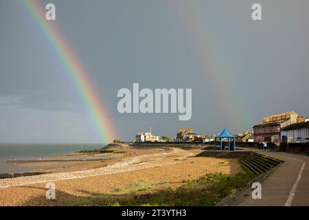 Sheerness, Kent, Großbritannien. Oktober 2023. Wetter in Großbritannien: Ein atemberaubender, lebendiger Regenbogen, der heute Nachmittag bei einem vorbeiziehenden Regenschauer in Sheerness, Kent, zu sehen ist. Quelle: James Bell/Alamy Live News Stockfoto