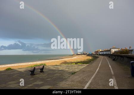 Sheerness, Kent, Großbritannien. Oktober 2023. Wetter in Großbritannien: Ein atemberaubender, lebendiger Regenbogen, der heute Nachmittag bei einem vorbeiziehenden Regenschauer in Sheerness, Kent, zu sehen ist. Quelle: James Bell/Alamy Live News Stockfoto