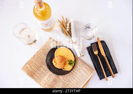 Bow de Queujo Käsebrötchen mit Trüffelpaste und Cheddar Stockfoto