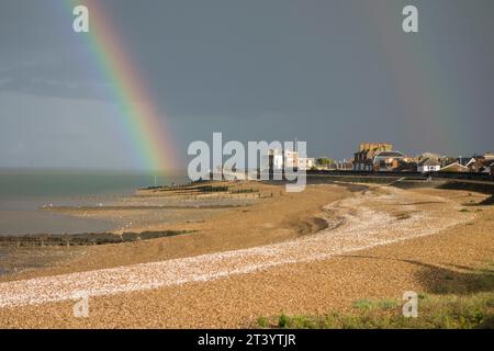 Sheerness, Kent, Großbritannien. Oktober 2023. Wetter in Großbritannien: Ein atemberaubender, lebendiger Regenbogen, der heute Nachmittag bei einem vorbeiziehenden Regenschauer in Sheerness, Kent, zu sehen ist. Quelle: James Bell/Alamy Live News Stockfoto