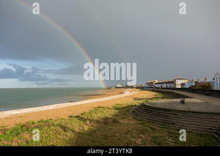 Sheerness, Kent, Großbritannien. Oktober 2023. Wetter in Großbritannien: Ein atemberaubender, lebendiger Regenbogen, der heute Nachmittag bei einem vorbeiziehenden Regenschauer in Sheerness, Kent, zu sehen ist. Quelle: James Bell/Alamy Live News Stockfoto