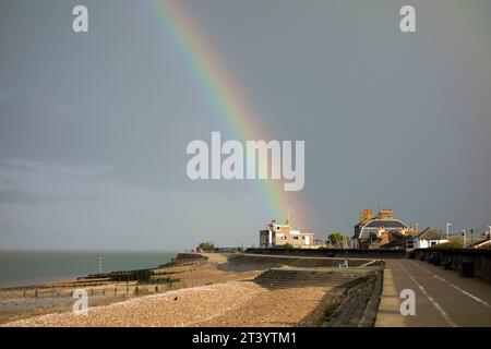 Sheerness, Kent, Großbritannien. Oktober 2023. Wetter in Großbritannien: Ein atemberaubender, lebhafter Regenbogen scheint am Isle of Sheppey Sailing Club zu enden, der heute Nachmittag bei einem vorbeiziehenden Regenschauer in Sheerness, Kent, zu sehen ist. Quelle: James Bell/Alamy Live News Stockfoto