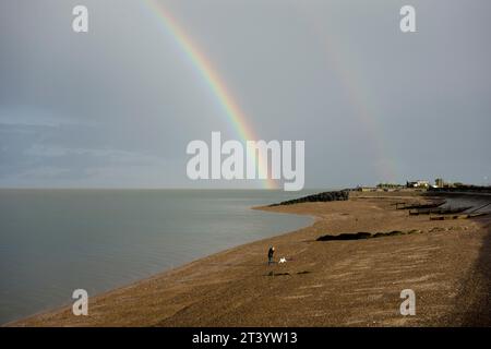 Sheerness, Kent, Großbritannien. Oktober 2023. Wetter in Großbritannien: Ein atemberaubender, lebendiger Regenbogen, der heute Nachmittag bei einem vorbeiziehenden Regenschauer in Sheerness, Kent, zu sehen ist. Quelle: James Bell/Alamy Live News Stockfoto