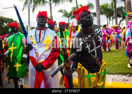 Dominikanische Republik, Punta Cana - 3. März 2018: Menschen in farbenfrohen Voodoo-Schamanen-Kostümen bei einem Karneval. Stockfoto