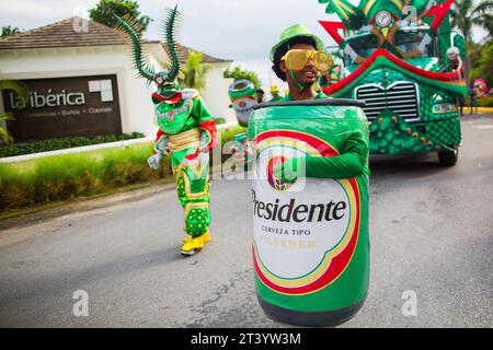 Dominikanische Republik, Punta Cana - 3. März 2018: Menschen in bunten Themenkostümen Presidente Beer Dose bei einem Karneval. Stockfoto