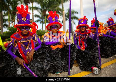 Dominikanische Republik, Punta Cana - 3. März 2018: Menschen in bunten Themenkostümen bei einem Karneval. Gesichter in nationalen Farben. Stockfoto